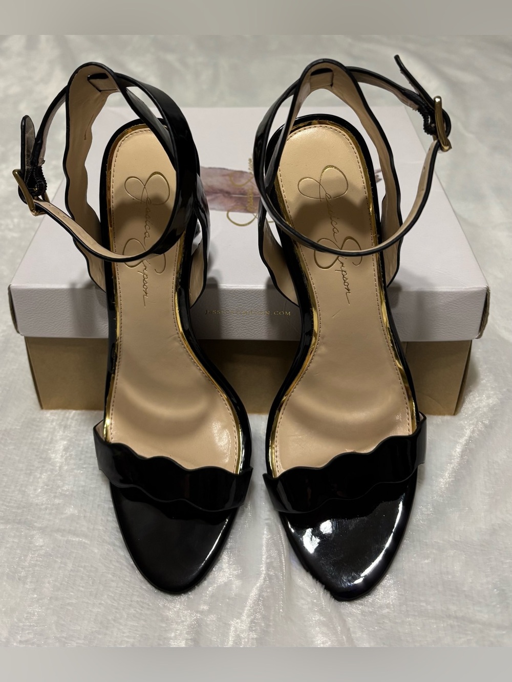 JESSICA SIMPSON black patent sandal 3-1/2”heel ankle strap with scalloped trim - Picture 4 of 12